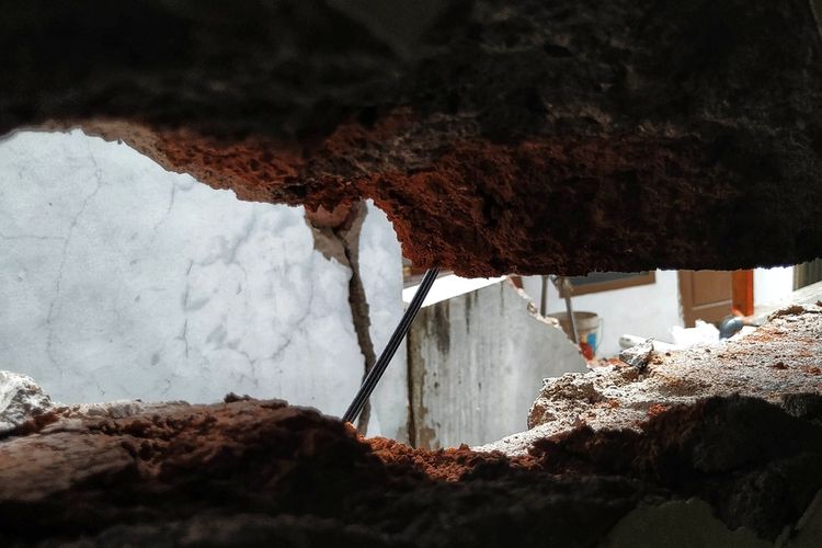 Retakan pada dinding sebuah rumah terdampak bencana gerakan tanah di Kampung Nyalindung, Desa Pasirsuren, Kecamatan Palabuhanratu, Sukabumi, Jawa Barat, Senin (7/3/2022).