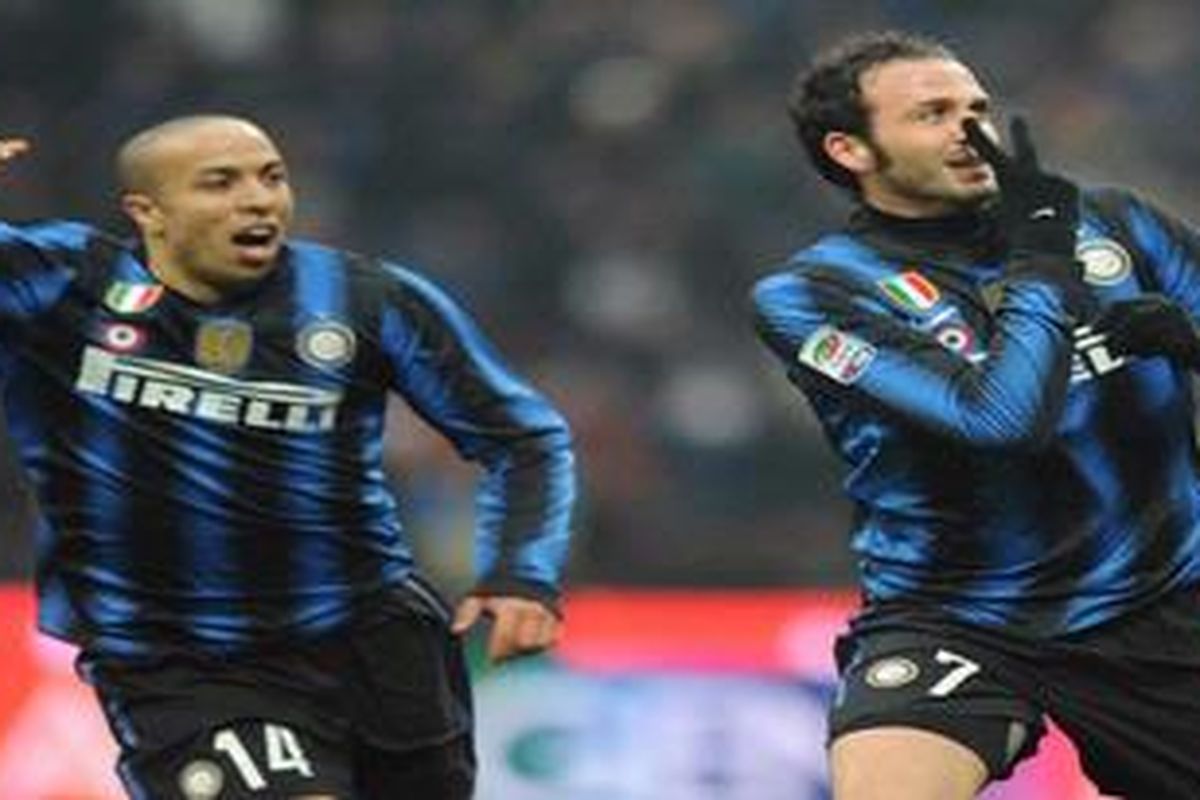 Penyerang Inter Milan, Giampaolo Pazzini (kanan).
