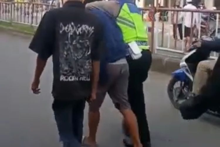 Kapolresta Cirebon Kombes Pol Arif Budiman, memberikan penghargaan kepada empat pelajar SMKN 1 Mundu Cirebon lantaran berhasil menangkap jambret, di Mapolresta Cirebon, Senin (13/2/2023)