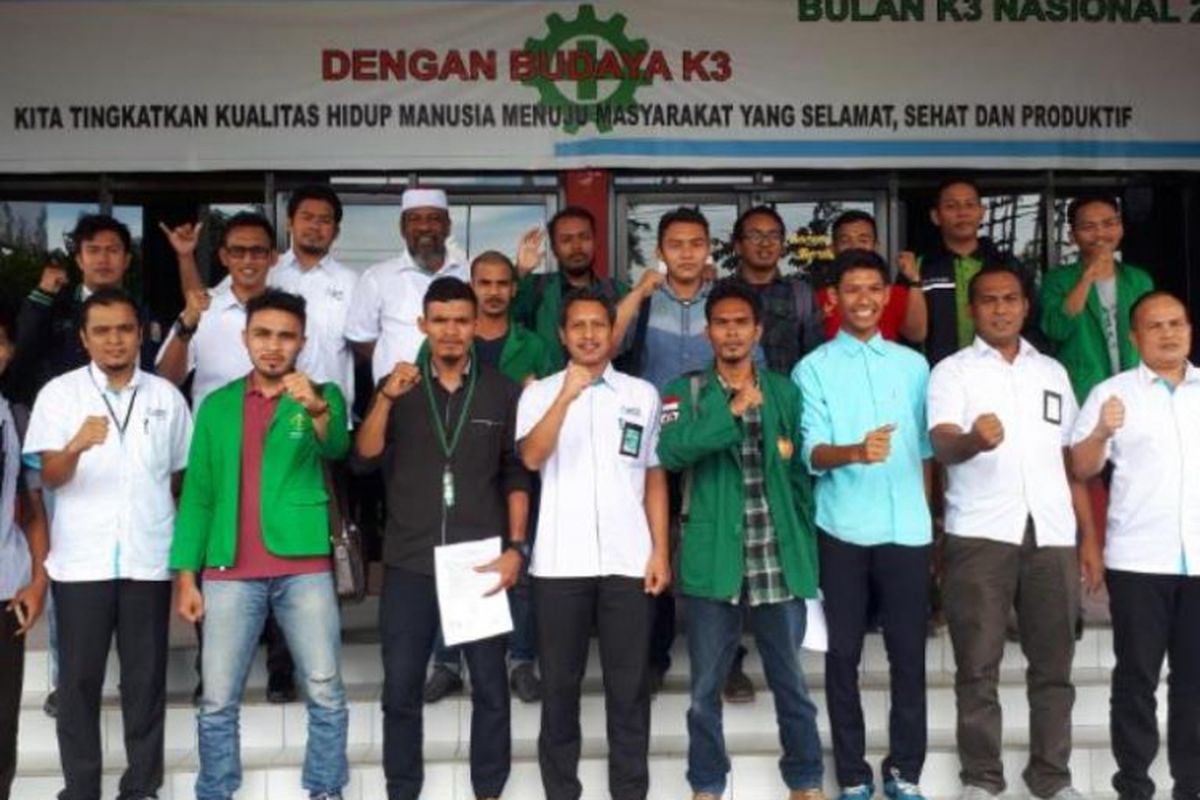 Perwakilan mahasiswa dan manajemen PT Perusahaan Listrik Negara (PLN) Persero berfoto bersama setelah menggelar pertemuan tertutup di Kantor PLN Area Lhokseumawe, Kamis (6/4/2017)