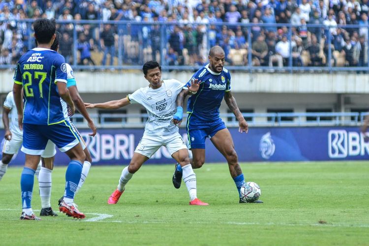Aksi David Da Silva (kanan) dalam laga pekan kedelapan Liga 1 2022-2023 Persib vs RANS Nusantara FC di Stadion Gelora Bandung Lautan Api, Minggu (4/9/2022) sore WIB.