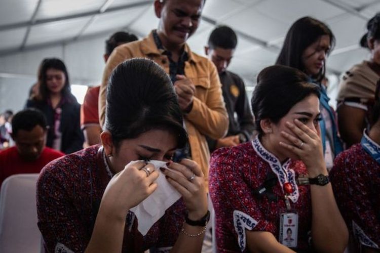 Keluarga dan kolega korban pesawat Lion Air JT 610 terlihat menangis di atas KRI Banjarmasin di sela-sela doa bersama di perairan di dekat lokasi jatuhnya pesawat, 6 November 2018. 