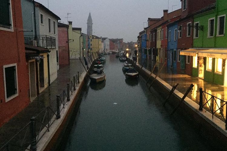 Suasana di Burano Island menjelang malam