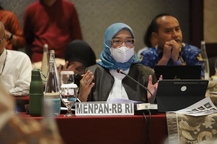 Menteri Pendayagunaan Aparatur Negara dan Reformasi Birokrasi (PANRB) Rini Widyantini dalam rapat kerja dengan Komite I Dewan Perwakilan Daerah Republik Indonesia (DPD RI) di Jakarta, Senin (10/11/2025).