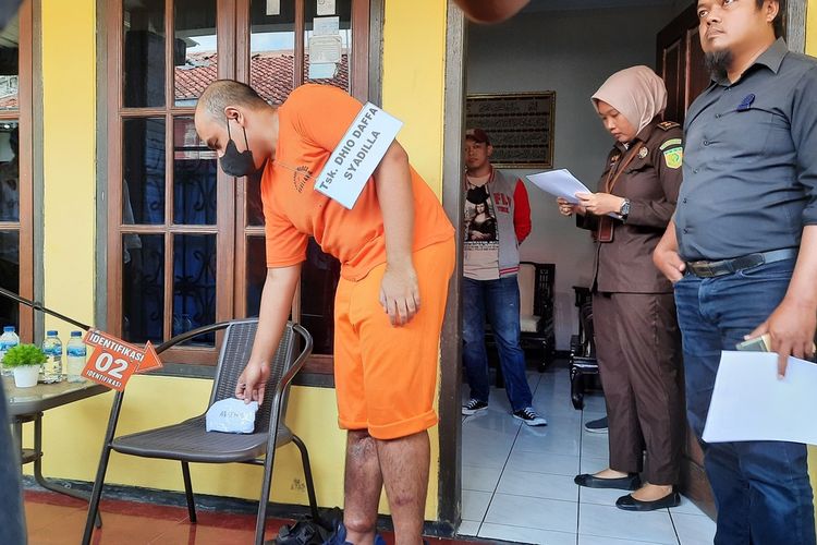 Tersangka DDS (22) menjalani rekonstruksi atau reka ulang peristiwa pembunuhan berencana terhadap tiga keluarganya di rumahnya di Jalan Sudiro Gang Durian, Dusun Prajenan, Desa/Kecamatan Mertoyudan, Kabupaten Magelang, Jawa Tengah, Senin (19/12/2022).