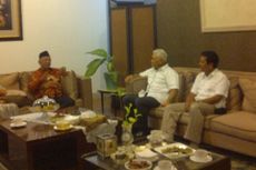 Tanpa Prabowo, Hatta Kunjungi Gus Sholah