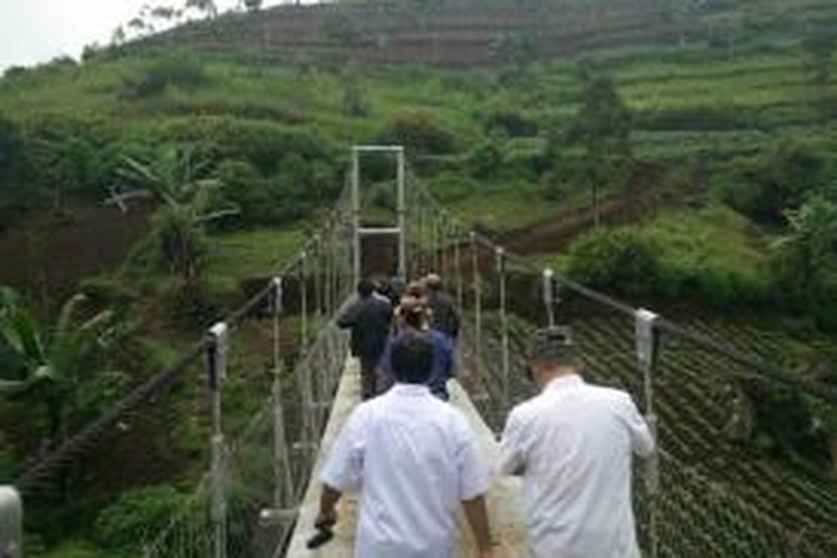 Prototype Jembatan untuk Desa (Judesa) di perbatasan Desa Cihawuk dan Desa Cibeureum, Kecamatan Kertasari, Kabupaten Bandung.