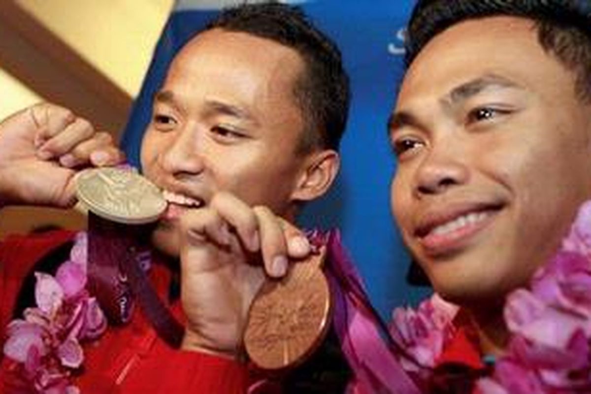 Lifter putra Indonesia Triyatno (kiri) dan Eko Yuli Irawan tiba di Bandara Soekarno Hatta, Banten, Sabtu (4/8/2012). Triyatno yang turun di kelas 69 kilogram mempersembahkan perak sedangkan Eko Yuli Irawan yang turun di kelas 63 kilogram mempersembahkan perunggu dalam ajang Olimpiade 2012 di London. 
