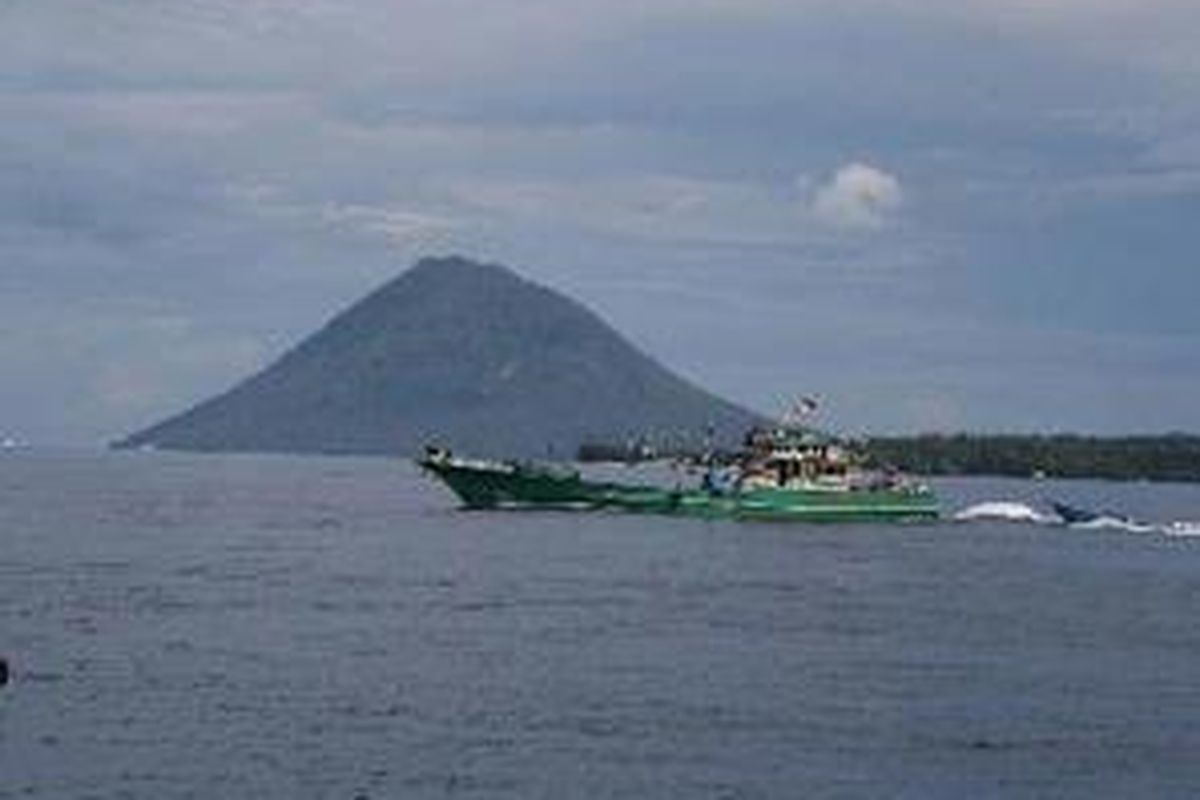 Perahu melintas di perairan Bunaken, Manado, Sulawesi Utara. Keindahan taman bawah laut Bunaken menjadi magnet kuat bagi para wisatawan untuk berkunjung ke Bunaken tanpa pernah bosan.