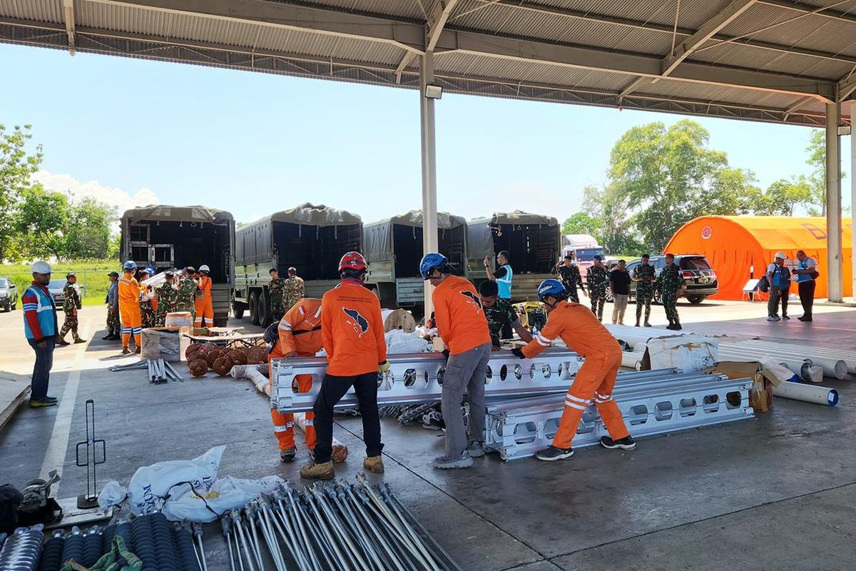 Dukungan armada truk dari TNI Angkatan Darat (AD) turut membantu pendistribusian material tower darurat beserta para personel PLN ke titik-titik tower terdampak yang masih dapat dijangkau dengan jalur darat. Kolaborasi ini dilakukan untuk mendorong percepatan recovery kelistrikan pascabencana Aceh.
