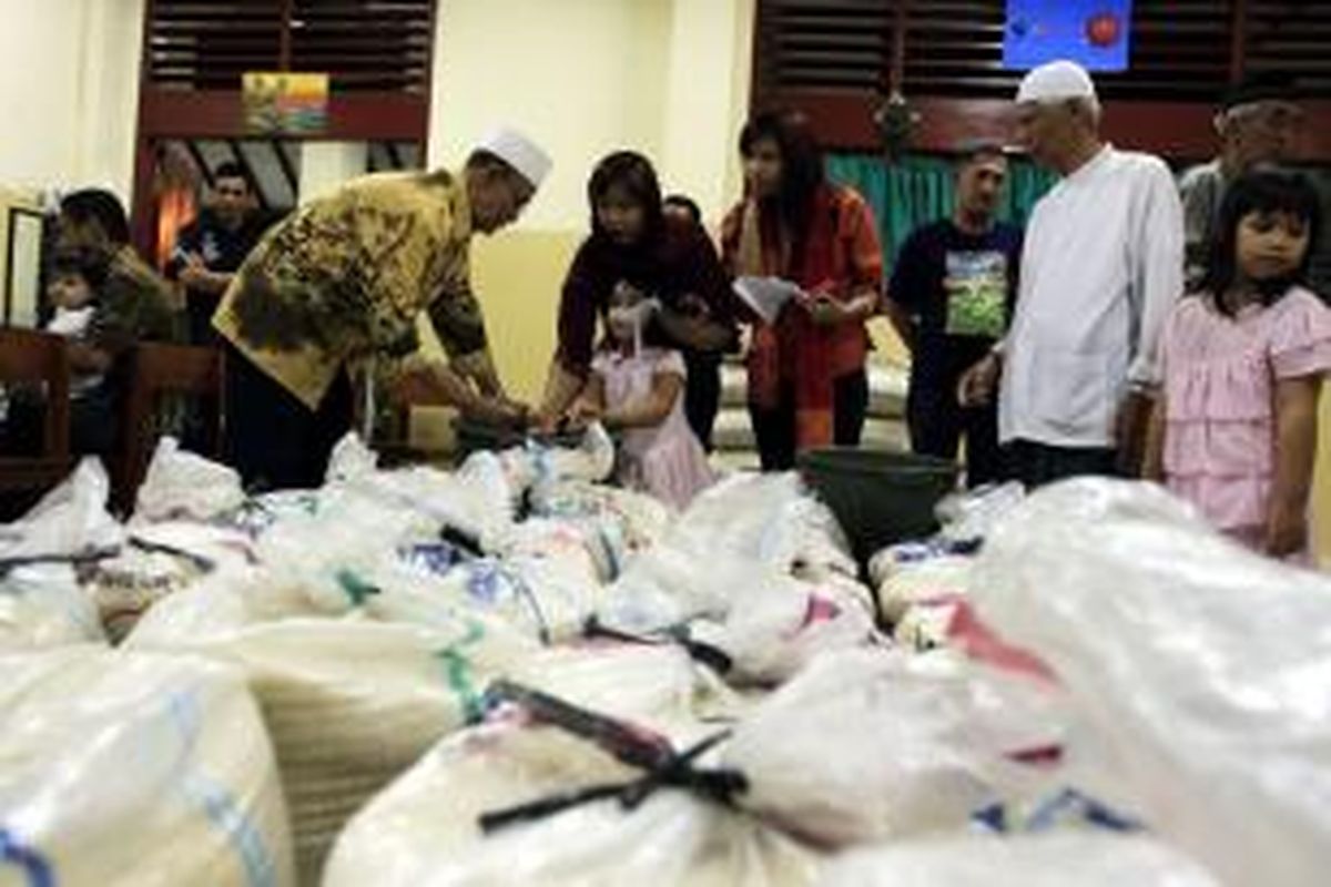 Warga memberikan Zakat Fitrah ke pengurus Masjid Jami Al Ma'mur, Cikini, Jakarta Pusat, Sabtu (19/9). Zakat Fitrah merupakan zakat diri yang diwajibkan atas diri setiap individu lelaki dan perempuan muslim yang berkemampuan dengan syarat-syarat yang ditetapkan dan dibayarkan sebelum Shalat Idul Fitri berlangsung.  
 