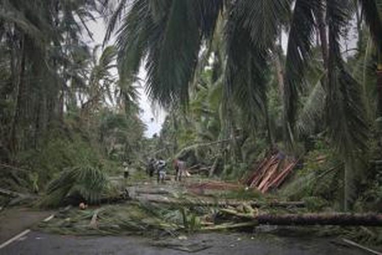 Kerusakan yang terjadi akibat topan Hagupit di desa Mantang, Pulau Samar, Filipina, Minggu (7/12/2014). Topan ini menewaskan 27 orang dan merusak ribuan rumah di kawasan tersebut.