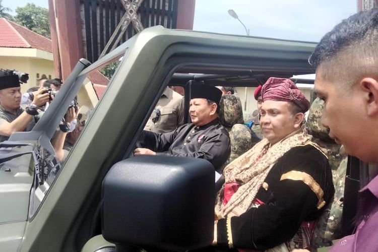 Prabowo mengendarai Hummer untuk sopiri Menaker Alfiansyah Noor dalam acara batagak gala datuk,. Sabtu (29/4/2023) di Tanah Datar.