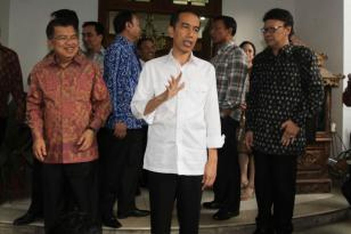 Presiden terpilih, Joko Widodo (Jokowi) bersama wapres terpilih Jusuf Kalla (kiri) dan ketua umum partai koalisi menjawab pertanyaan wartawan usai melakukan pertemuan silaturahmi dan konsolidasi parpol pendukung Koalisi Indonesia Hebat di rumah Ketua Umum PDIP, Megawati Soekarnoputri, di Jakarta Pusat, Minggu (5/10/2014).