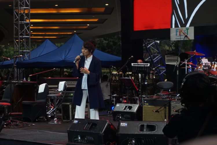 Yura Yunita saat tampil di konser amal Gala Dana 100 Biduan 100 Hits Untuk Palu-Donggala Sulteng di Lippo Mall Kemang, Jakarta Selatan, Jumat (5/10/2018).