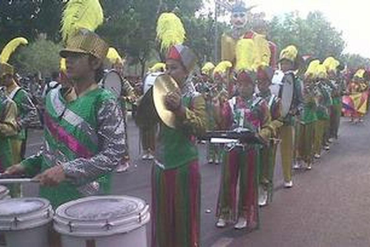 Salah satu grup marching band yang ikut memeriahkan gelaran Kirab Budaya Rakyat Jakarta, Minggu (28/10/2012), di depan gedung Balai Kota Jakarta. Kegiatan ini digelar sekaligus untuk memperingati Hari Sumpah Pemuda dan rencananya akan rutin digelar di setiap tahunnya.