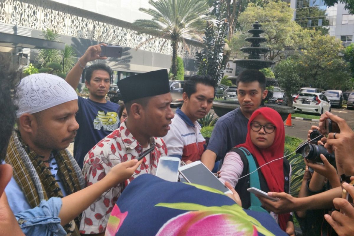 Perwakilan F-PKS usai bermediasi dengan polisi di Mapolda Metro Jaya, Jumat (27/4/2018).