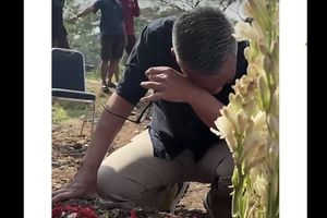 Tangis Abdel Achrian Pecah di Pusara Temon...