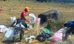 TNGGP dan Sukarelawan Basecamp Sauyunan Turunkan 1 Ton Sampah dari Gunung