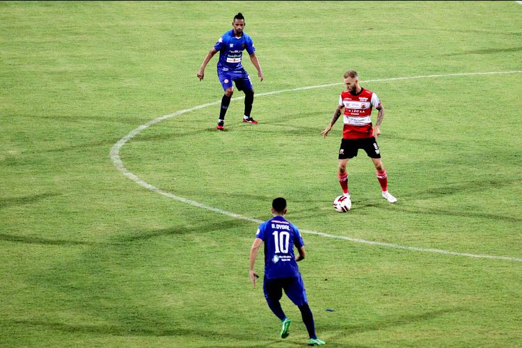 Debut pemain asing Madura United, Jacob Papper pada Liga 1 2020 melawan Persiraja Banda Aceh yang berakhir dengan skor 0-0 di Stadion Gelora Ratu Pamellingan Pamekasan, Jawa Timur, Senin (09/03/2020) malam.