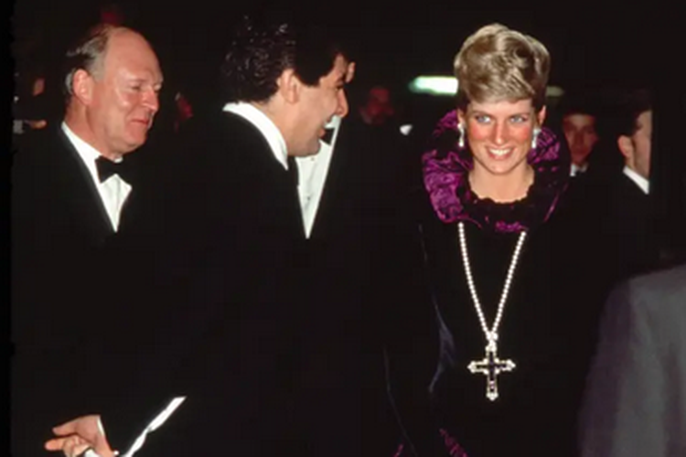 Putri Diana mengenakan kalung salib berukuran besar, berhiaskan berlian dan permata kecubung