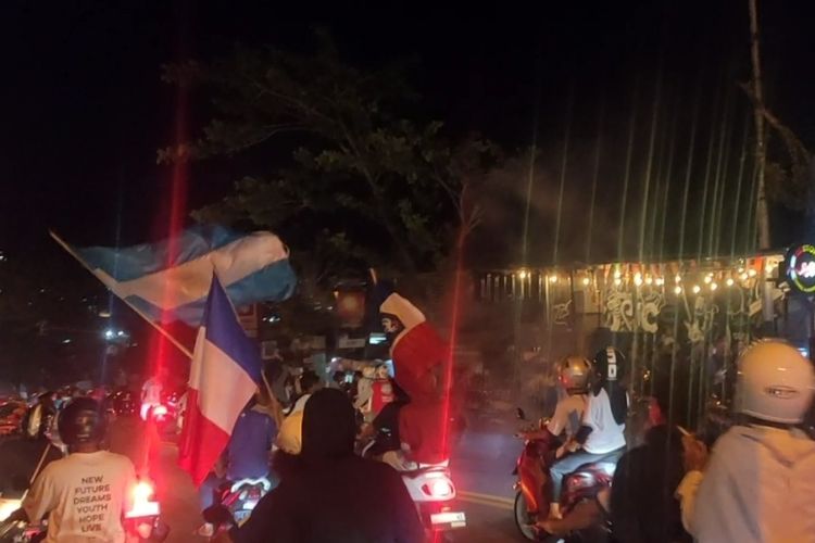 Ribuan pendukung timnas Argentina di kota Ambon menggar lawai di Jalan.Jemderal Sudirman usai timnas Argentina memastikan diri keluar sebagai juara Piala Dunia Qatar 2022, Senin dinihari (19/12/2022).
