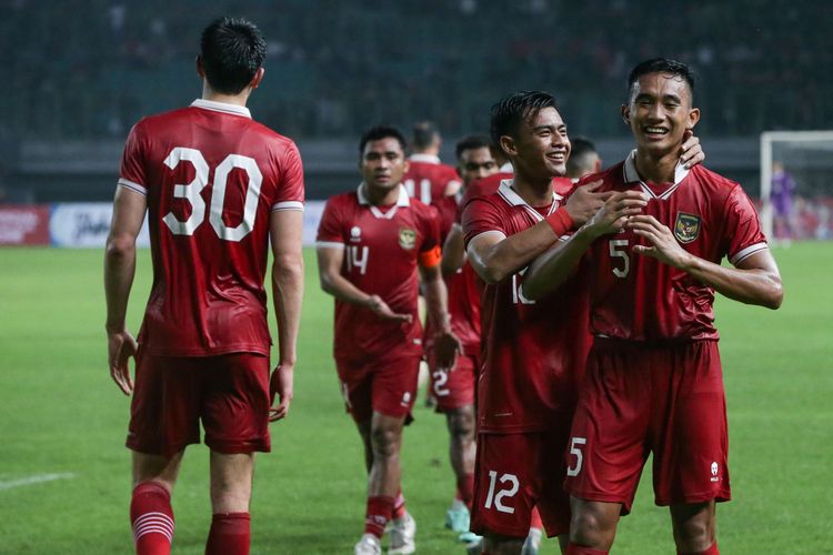 Pemain timnas Indonesia melakukan selebrasi setelah membobol gawang pemain timnas Burundi saat pertandingan FIFA Matchday di Stadion Patriot Candrabhaga, Bekasi, Sabtu (25/3/2023). Indonesia menang 3-1 atas Burundi
