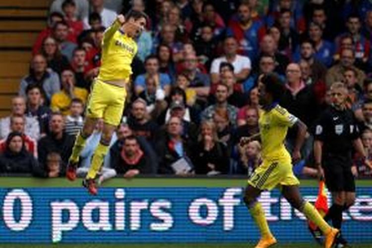 Gelandang Chelsea, Oscar, mencetak gol dari tendangan bebas ke gawang Crystal Palace pada pertandingan lanjutan Premier League, Sabtu (18/10/2014). 