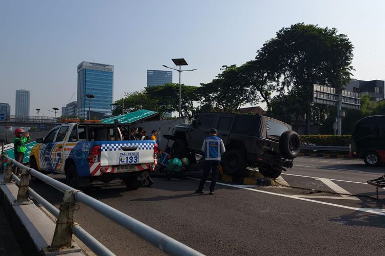 2 Penumpang Luka Usai Pindad Maung TNI Tabrak Tiang Rambu di Tol Dalam Kota