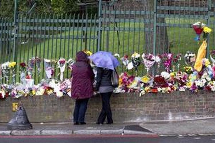 Sejumlah warga London masih terus memberikan penghormatan terhadap Lee Rigby, prajurit Inggris yang tewas dibunuh di jalanan Woolwich, London. Karangan bunga masih terlihat di barak militer Woolwich, tak jauh dari lokasi pembunuhan.