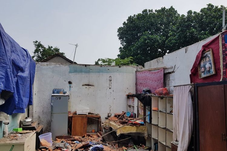 Sebuah rumah runtuh setelah diguyur hujan deras di kawasan Parigi, Pondok Aren, Tangerang Selatan.