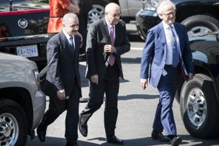 Ketua Perundingan Damai Palestina Irael Martin Indyk (kanan), berjalan bersama negosiator Palestina Mohammad Shtayyeh (kiri) dan negosiator Yitzhak Molchoto, setelah bertemu Presiden Amerika Serikat Barack Obama, di Gedung Putih, 30 Juli 2013. 