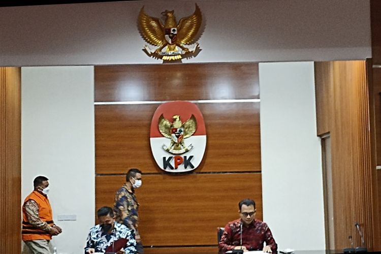 KPK menahan Mantan Wakil Ketua DPRD Tulungagung Agus Budiarto terkait kasus suap pengesahan APBD, Jumat (12/8/2022).