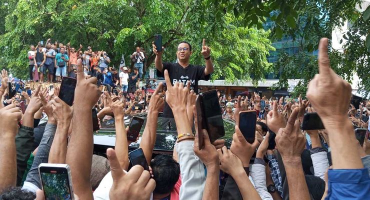 Tiba di Batam, Anies Diberi Helm Bertuliskan "4nies" 