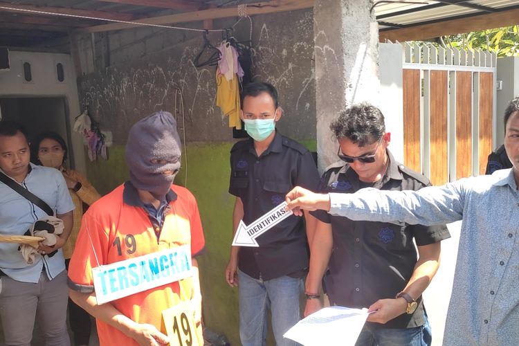 Suasana rekonstruksi adegan pembunuhan guru tk fi Desa Medas, Lombok Barat, Selasa (30/8/2022)