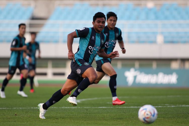 Asnawi Mangkualam saat bermain bagi Ansan Greeners di Liga K-League 2 Korea Selatan kontra Bucheon FC 1995 pada Juli 2022. Terkini, Asnawi dipercaya tampil sebagai starter oleh Ansan Greeners untuk laga melawan Gyeongnam pada Selasa (26/7/2022) sore WIB.