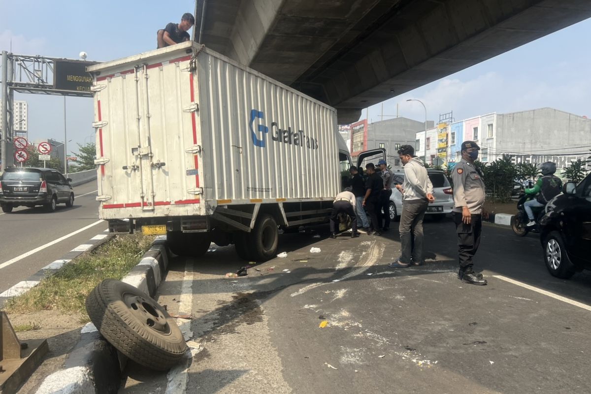 Sebuah truk kecelakaan lalu lintas di di Jalan KH Sholeh Iskandar pada Kamis (15/8/2024) sekitar pukul 13.00 WIB.