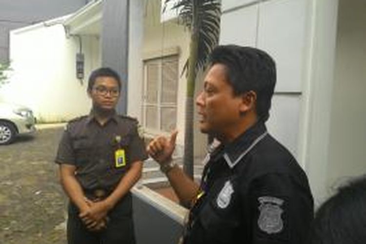 Eko Junaidi Salam, staf Kejaksaan Agung RI meminta polisi bertanggung jawab atas kerusakan di rumah Jaksa Supardi yang diakibatkan dari penggerebekan WNA di Lebak Bulus, Kamis (20/8/2015).