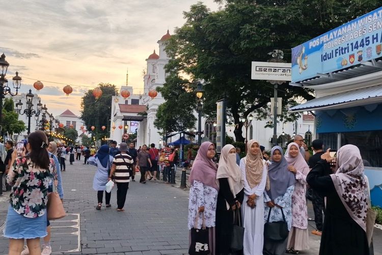 Suasana Kota Lama Semarang pada hari ketiga lebaran dibanjiri wisatawan, Jumat (12/4/2024).