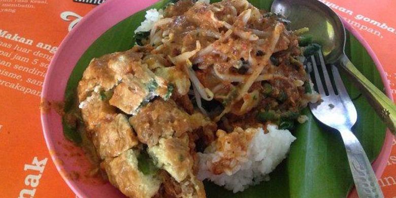 Satu porsi pecel Bu Siti di Jalan Soekarno Hatta, Pedurungan, Kota Semarang, Jateng, dengan porsi yang terbilang banyak, Sabtu (4/5/2019).