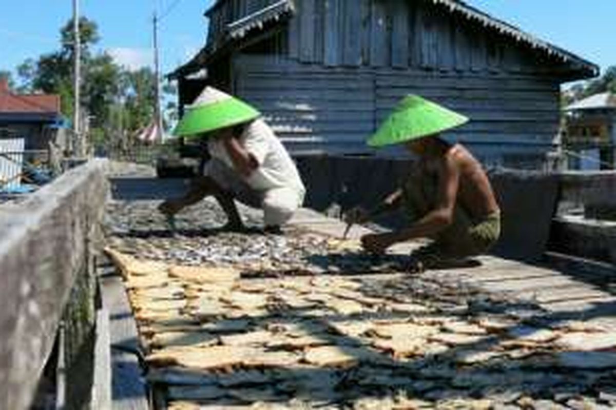 Nelayan Kampung Semangit sedang menjemur ikan hasil tangkapan. Dalam musim tertentu, nelayan tersebut juga memiliki mata pencaharian lain yakni sebagai petani madu hutan. 
