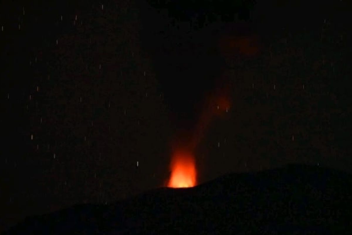 Gunung Ibu di Malut Kembali Alami Erupsi Jumat Malam, Lontarkan Lava Pijar Sejauh 400 Meter