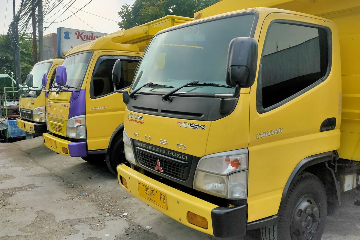 Deretan truk bekas Mitsubishi Colt Diesel milik Kudus Motor