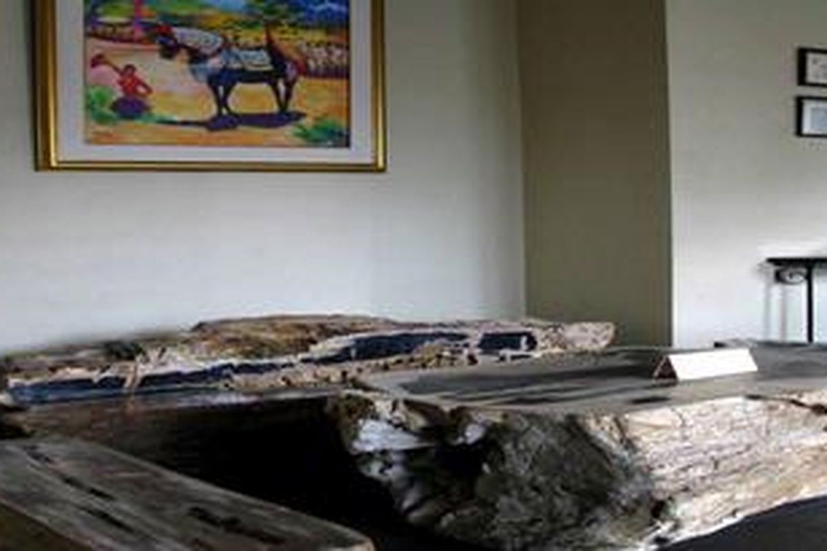 Furnitur dari fosil kayu di Hotel Mason Pine, Kota Baru Parahyangan, Bandung
