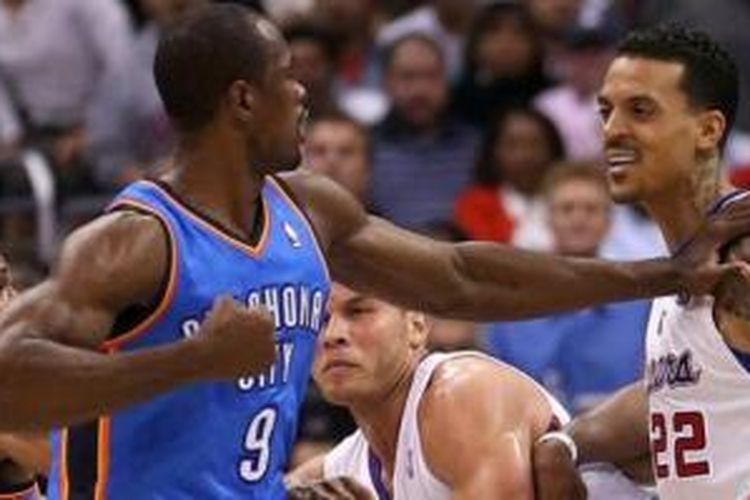 Matt Barnes (kanan) bertikai dengan Serge Ibaka