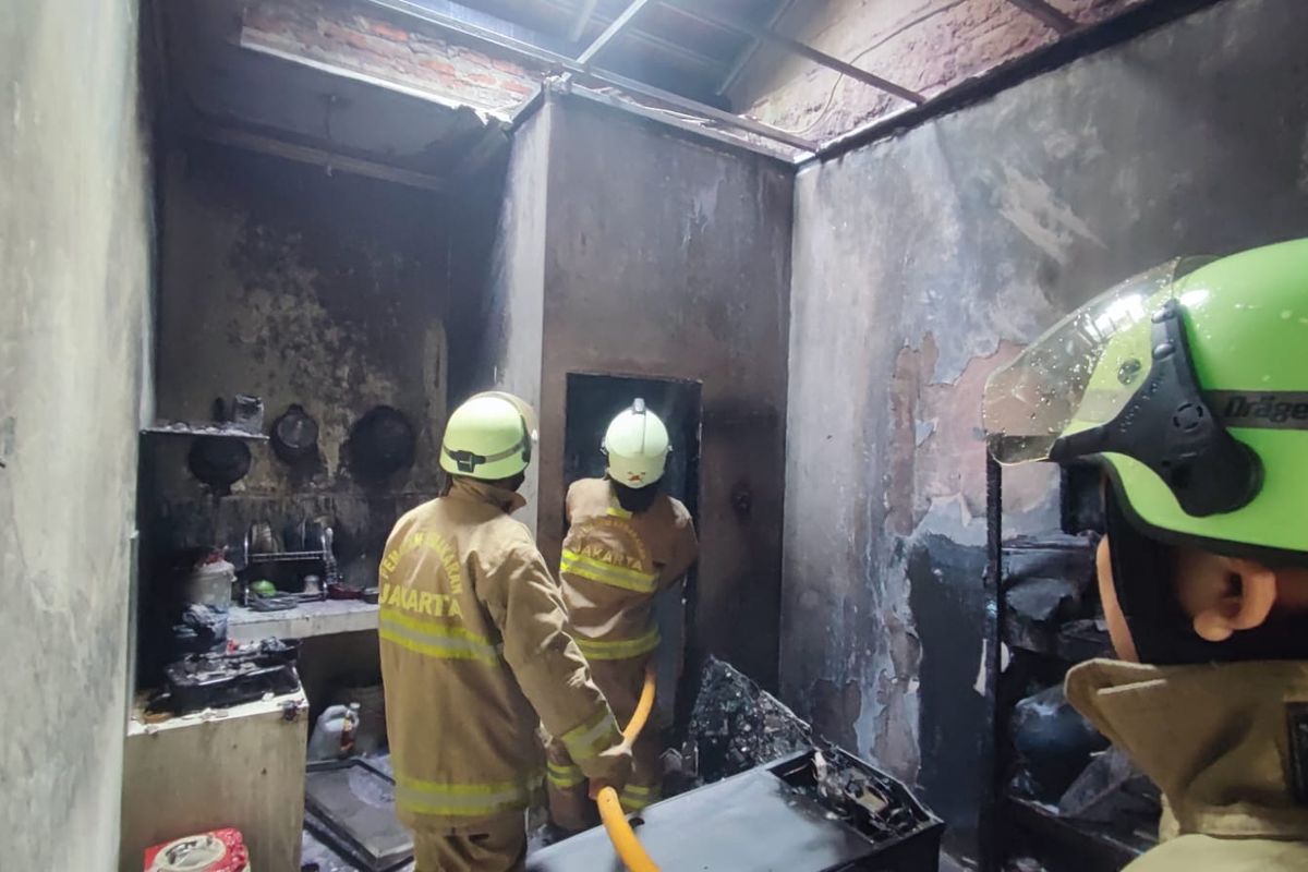 Sebuah rumah kontrakan di Jalan Inspeksi Pam Kalimalang, RT 004 RW 004 Kelurahan Cakung Barat, Kecamatan Cakung, Jakarta Timur, hangus terbakar akibat gas bocor, Kamis (25/8/2022).