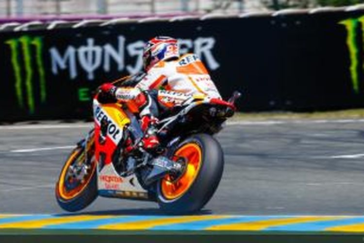 Pebalap Repsol Honda asal Spanyol, Marc Marquez, memacu motornya di Sirkuit Le Mans pada sesi pemanasan GP Perancis, Minggu (18/5/2014).