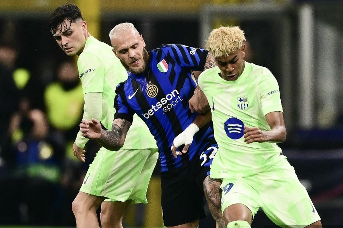 Lamine Yamal (kanan) dan Federico Dimarco memperebutkan bola dalam pertandingan leg kedua semifinal Liga Champions antara Inter Milan vs Barcelona di stadion San Siro di Milan pada 6 Mei 2025. (Photo by Marco BERTORELLO / AFP)