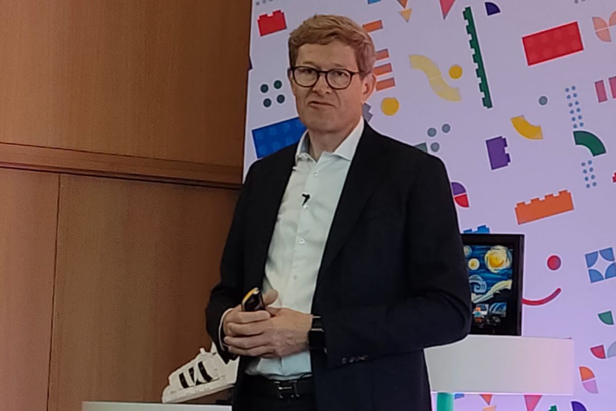 CEO Lego Group Niels B. Christiansen bercerita tentang bagaimana mereka bekerja, saat menyambut kehadiran wartawan dari 20an negara yang diundang ke Lego Campus, di akhir Mei lalu. 