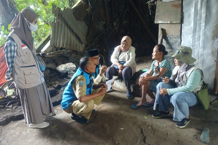 Yuning Kartikasari (kanan), seorang relawan kemanusiaan asal Kota Malang yang telah mendedikasikan lebih dari dua dekade hidupnya untuk membantu sesama.